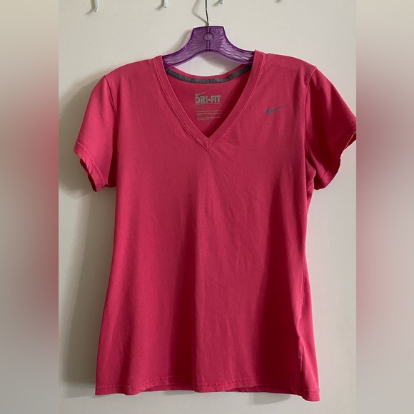 Tops - Nike women’s V-neck, pink T-shirt slim fit, medium